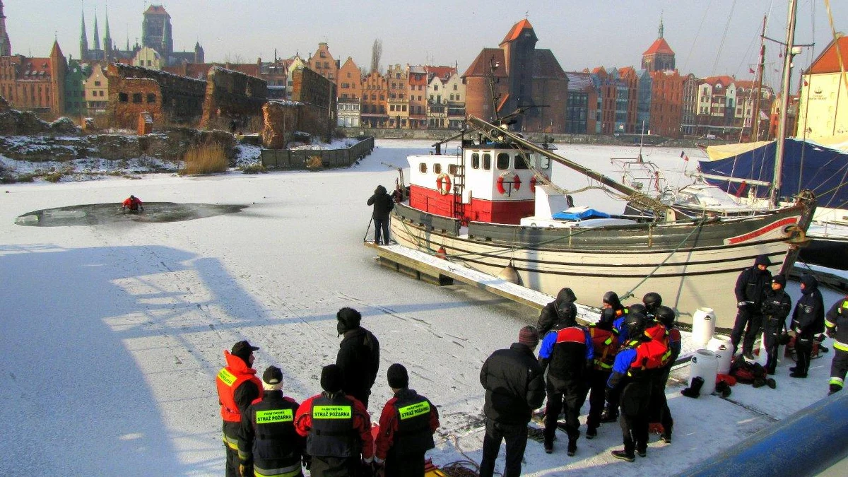 Lodowe tafle - to śmiertelne niebezpieczeństwo. Nie należy na nie wchodzić. Jeżeli jednak zdarzy się wypadek i wpadniemy do wody, powinniśmy szeroko rozłożyć ręce. Wtedy zwiększymy swoje szanse na przeżycie - radzą specjaliści. 
