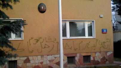 Arabskie napisy na ambasadzie Syrii. Protest wobec masakry w Hims?