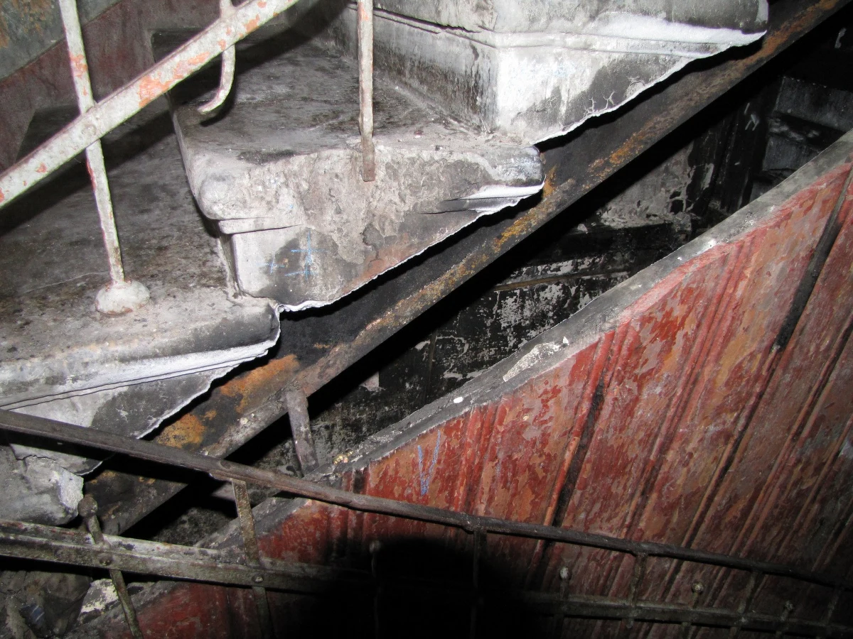 Brak wody, kanalizacji i przeraźliwe zimno w mieszkaniach - tak mieszkają od soboty pogorzelcy w miejskiej kamienicy przy ul. Zarzewskiej w Łodzi. W takiej sytuacji jest ponad 30 osób. Administracja kamienicy zapewnia, że dziś mieszkańcy powinni mieć wodę.