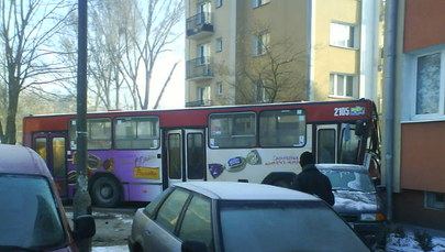 Lublin: Autobus staranował cztery auta na osiedlowym parkingu
