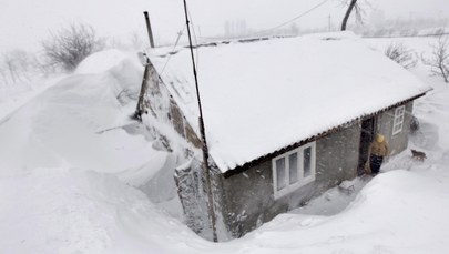 W Rumunii śniegu po dachy domów