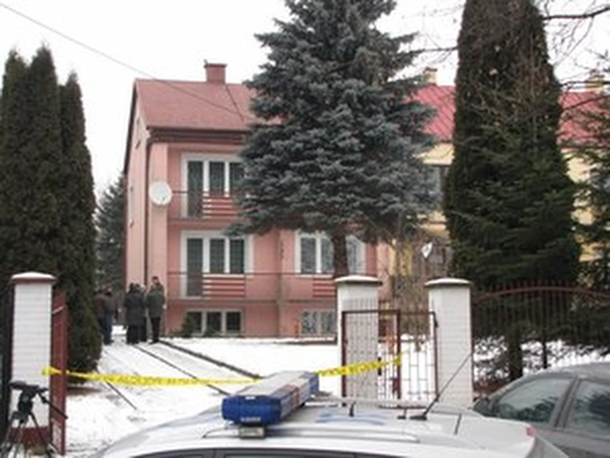 Kobieta przyznała się do zamordowania swojej córki i wnuczki. Do tragedii doszło w poniedziałek w małopolskich Słomnikach. 60-latka kilkanaście razy uderzyła nogą od stołu dwie kobiety. We wtorek sąd aresztował podejrzaną o podwójne zabójstwo na trzy miesiące.