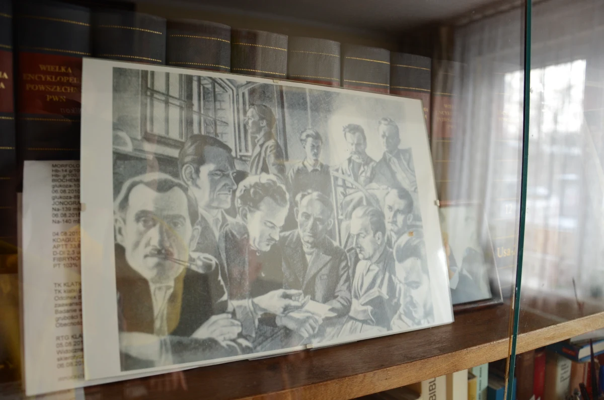 Mężczyźni siedzą przy stole w więzieniu. Jeden z nich ma w ustach fajkę. To ojciec bohatera naszej historii, żołnierza AK z Torunia, Zbigniewa Wojtczaka. Jego samego, zamyślonego, można znaleźć po drugiej stronie obrazka. Wspominamy dziś o nich nieprzypadkowo: 14 lutego przypada 70 rocznica powstania Armii Krajowej.

