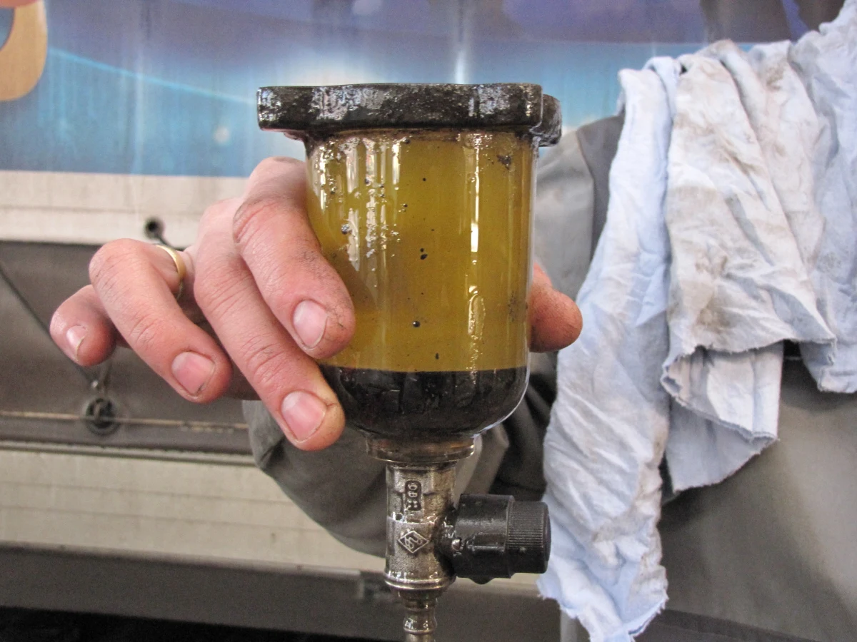 Zbiorowy pozew przeciwko jednemu z koncernów paliwowych w przyszłym tygodniu złoży grupa lubelskich przedsiębiorców. Wszyscy zatankowali olej napędowy na stacji przy ulicy Łęczyńskiej tego samego dnia. I wszystkim paliwo zamarzło unieruchamiając kilka samochodów. Chcą zwrotu pieniędzy za zatankowany olej i naprawy uszkodzonych samochodów.