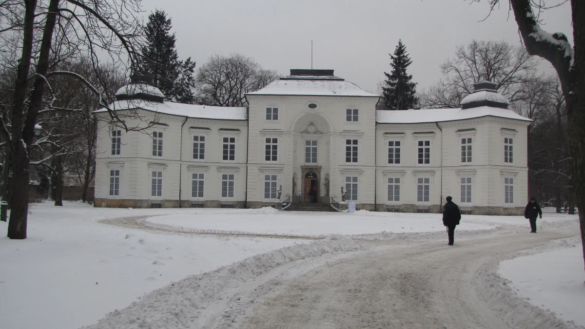 Wymiana dachów, specjalny żwir zamiast asfaltu, nowe róże wokół pomnika Chopina. To tylko część prac, które zaplanowano na najbliższe trzy lata w Muzeum Łazienki Królewskie w Warszawie. Część pieniędzy na remont pochodzi z Unii Europejskiej.
