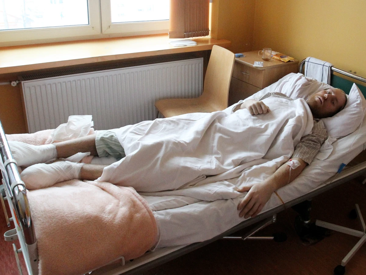 Zakopiański szpital wystąpi do MON o sfinansowanie leczenia Włodzimierza N., byłego żołnierza odnalezionego w Tatrach - dowiedział się nieoficjalnie reporter RMF FM. Pacjent prawdopodobnie nie jest ubezpieczony, a koszty leczenia już wynoszą kilka tysięcy złotych. Mężczyzna jeszcze dziś trafi na leczenie do Warszawy.