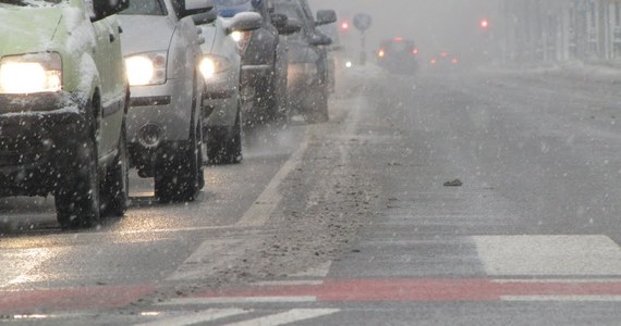 Zima zaatakowała Warszawę. Od kilku godzin sypie śnieg. W całym mieście kierowcy nie mają łatwego życia, mimo, że na ulicach pracuje 170 pługów i solarek. 
