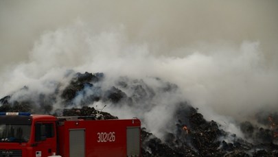 Strażacy piąty dzień walczą z pożarem składowiska śmieci koło Białegostoku
