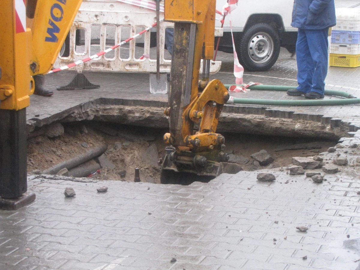 Woda, która podmyła kostkę brukową, utworzyła wyrwę i spowodowała, że droga zarwała się pod dostawczym busem na drodze dojazdowej do targowiska Górniak w Łodzi. Nad ranem w środę auto wpadło w dziurę głęboką na metr.