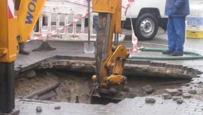 Łódź: Gigantyczna dziura w jezdni, wpadło w nią auto - zobacz zdjęcia