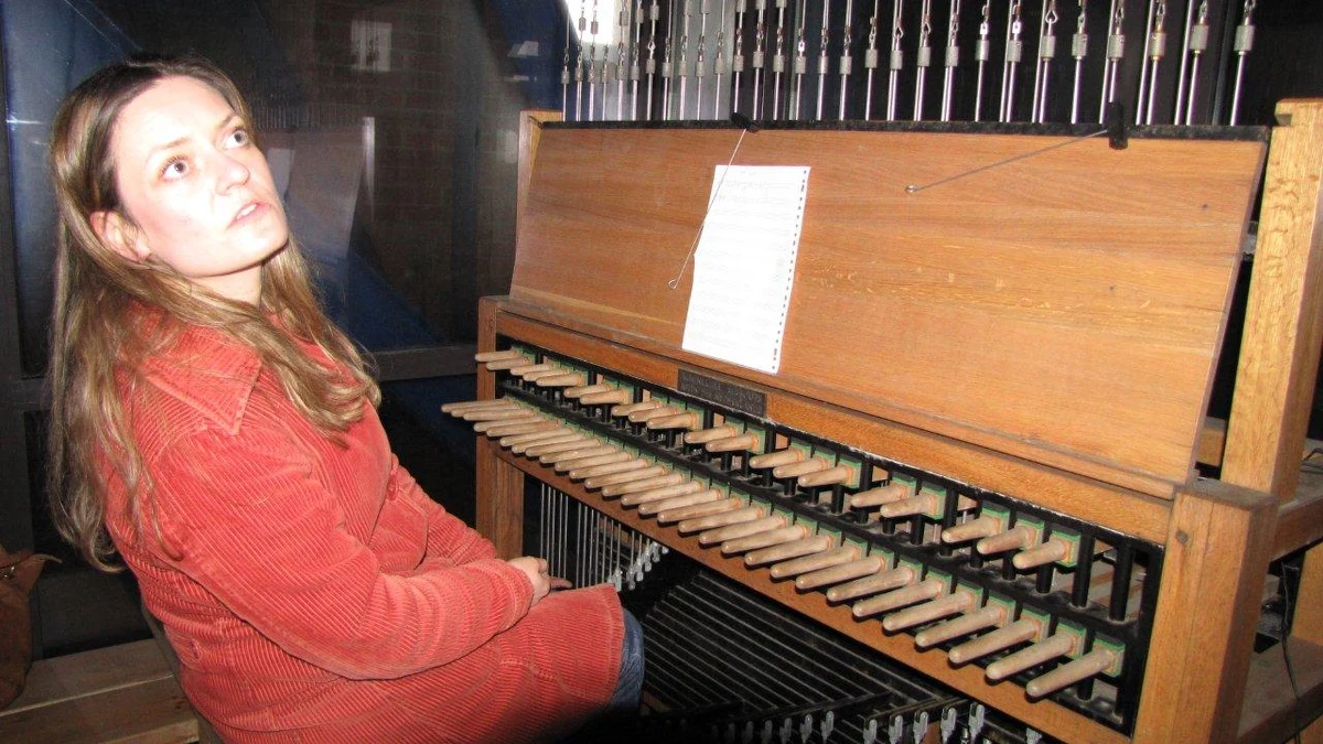 Słynny Carillon z kościoła świętej Katarzyny w Gdańsku zagra w piątek pierwszy raz po wielkim pożarze, który przed sześcioma laty strawił między innymi dach świątyni i mechanizm instrumentu. "Wreszcie. Wracamy do dobrego, starego zwyczaju cotygodniowego występu" - mówi Grzegorz Szychliński, kierownik Muzeum Zegarów Wieżowych.