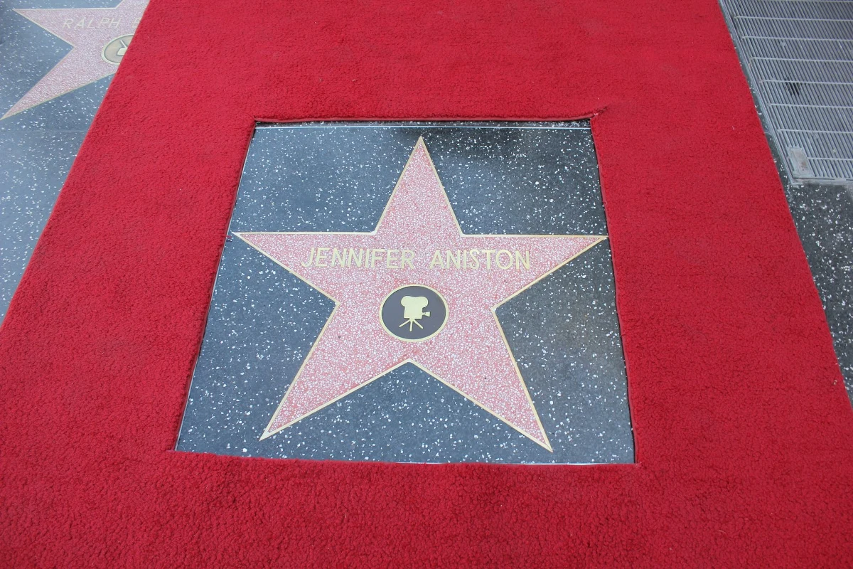Amerykańska aktorka Jennifer Aniston odsłoniła swoją gwiazdę w Alei Sław. Gwiazda karierę rozpoczęła w latach 90. od roli Rachel w uwielbianym na całym świecie serialu "Przyjaciele".