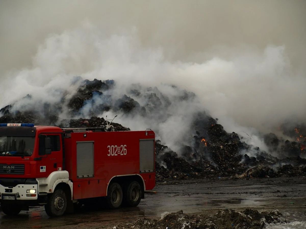 Od tygodnia strażacy walczą z pożarem składowiska odpadów w Studziankach koło Białegostoku. Na płonące śmieci wylali już ponad 1 mln litrów wody, teraz - zamiast gasić - zamierzają ogień zdusić.