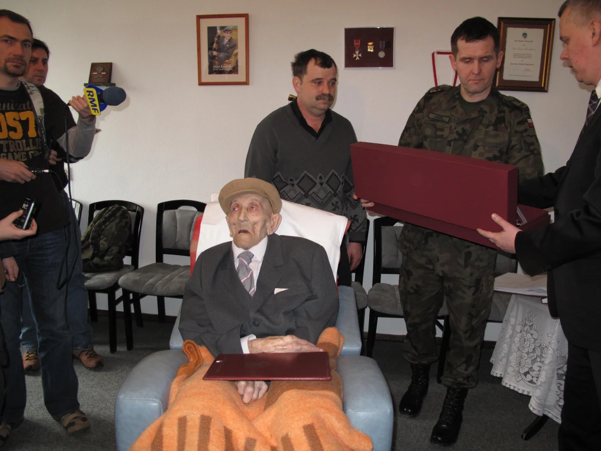 W wieku 112 lat pan Józef Kowalski, który walczył w trzech wojnach, został awansowany na stopień kapitana. Weteran, który urodził się 2 lutego 1900 roku na Podolu, odebrał nominację z rąk ministra obrony narodowej Tomasza Siemoniaka.