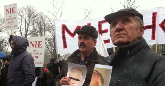 Kilkaset osób demonstruje przed siedzibą Ministerstwa Sprawiedliwości przy Alejach Ujazdowskich. Sprzeciwiają się likwidacji 116 sądów rejonowych. Według planów ministra sprawiedliwości Jarosława Gowina, mają je zastąpić wydziały zamiejscowe.