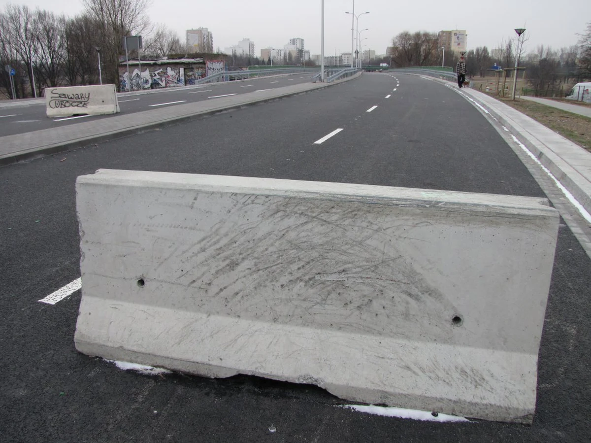 Stołeczni urzędnicy lekceważą mieszkańców Ursynowa i Mokotowa. Od trzech miesięcy nie są w stanie odebrać ważnej ulicy łączącej te dwie dzielnice. Chodzi o przedłużenie alei Komisji Edukacji Narodowej. Budowa tego odcinka skończyła się w listopadzie, ale odbiory trwają do tej chwili. Prezydent Hanna Gronkiewicz-Waltz twierdzi, że tak ma być.