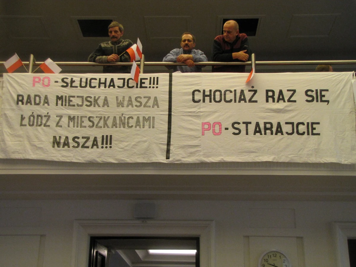 Pracownicy Zakładu Wodociągów i Kanalizacji w Łodzi będą zbierać podpisy, żeby w referendum odwołać Hannę Zdanowską z funkcji prezydenta miasta. To efekt nadzwyczajnej sesji na temat prywatyzacji wodociągów, która zakończyła się wielką awanturą i brakiem decyzji, co do dalszych losów ZWiK.
