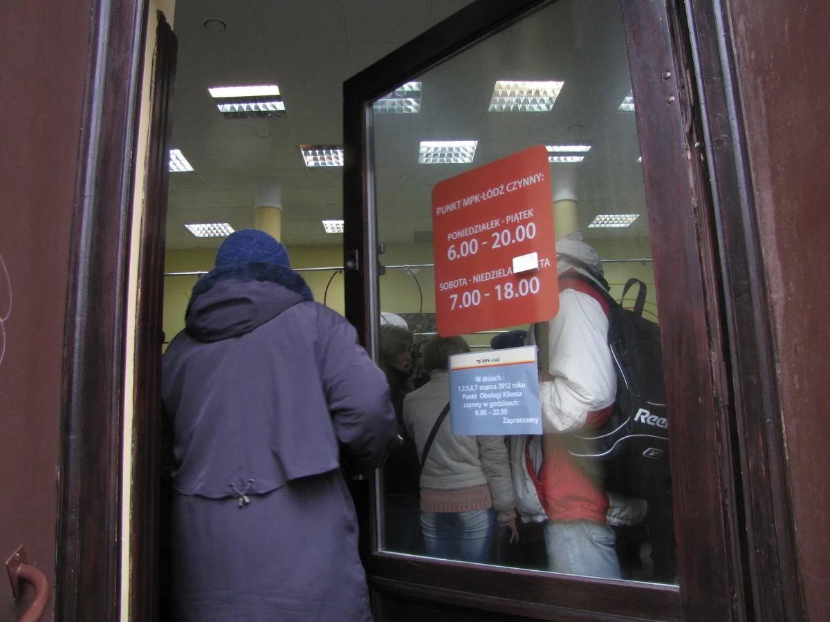 Dwie i pół godziny trzeba stać w kolejce, żeby kupić nowe bilety komunikacji miejskiej w Łodzi. Mieszkańcy oblegają punkty sprzedaży, bo dopiero dziś można dostać bilety ze zmienionymi cenami. Łodzianie są zbulwersowani organizacją.