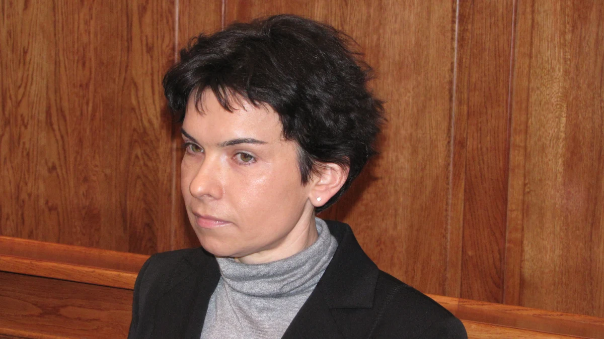 Krakowski sąd warunkowo umorzył postępowanie przeciwko znanej mikrochirurg Annie Chrapuście. Kobieta była oskarżona o 59 oszustw. Proponowała swoim pacjentom płatne zabiegi w prywatnej klinice. Te same operacje można było za darmo wykonać w publicznym szpitalu, w którym pracowała lekarka.