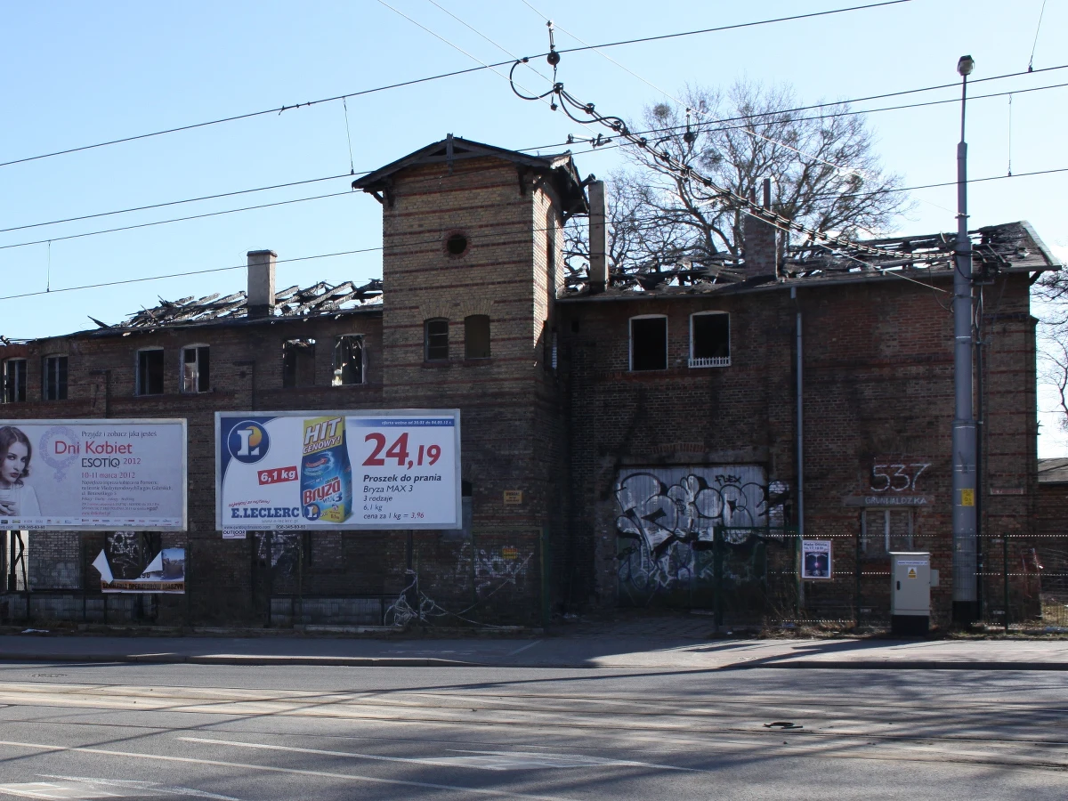 Prokuratura umorzyła śledztwo w sprawie pożaru zabytkowej zajezdni tramwajowej w Gdańsku. Budynek został podpalony we wrześniu zeszłego roku. Sprawców nie wykryto, nie dopatrzono się też zaniedbań ze strony właścicieli zabytku - dowiedział się nasz reporter Kuba Kaługa.