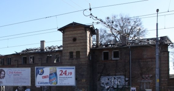 Prokuratura umorzyła śledztwo w sprawie pożaru zabytkowej zajezdni tramwajowej w Gdańsku. Budynek został podpalony we wrześniu zeszłego roku. Sprawców nie wykryto, nie dopatrzono się też zaniedbań ze strony właścicieli zabytku - dowiedział się nasz reporter Kuba Kaługa.