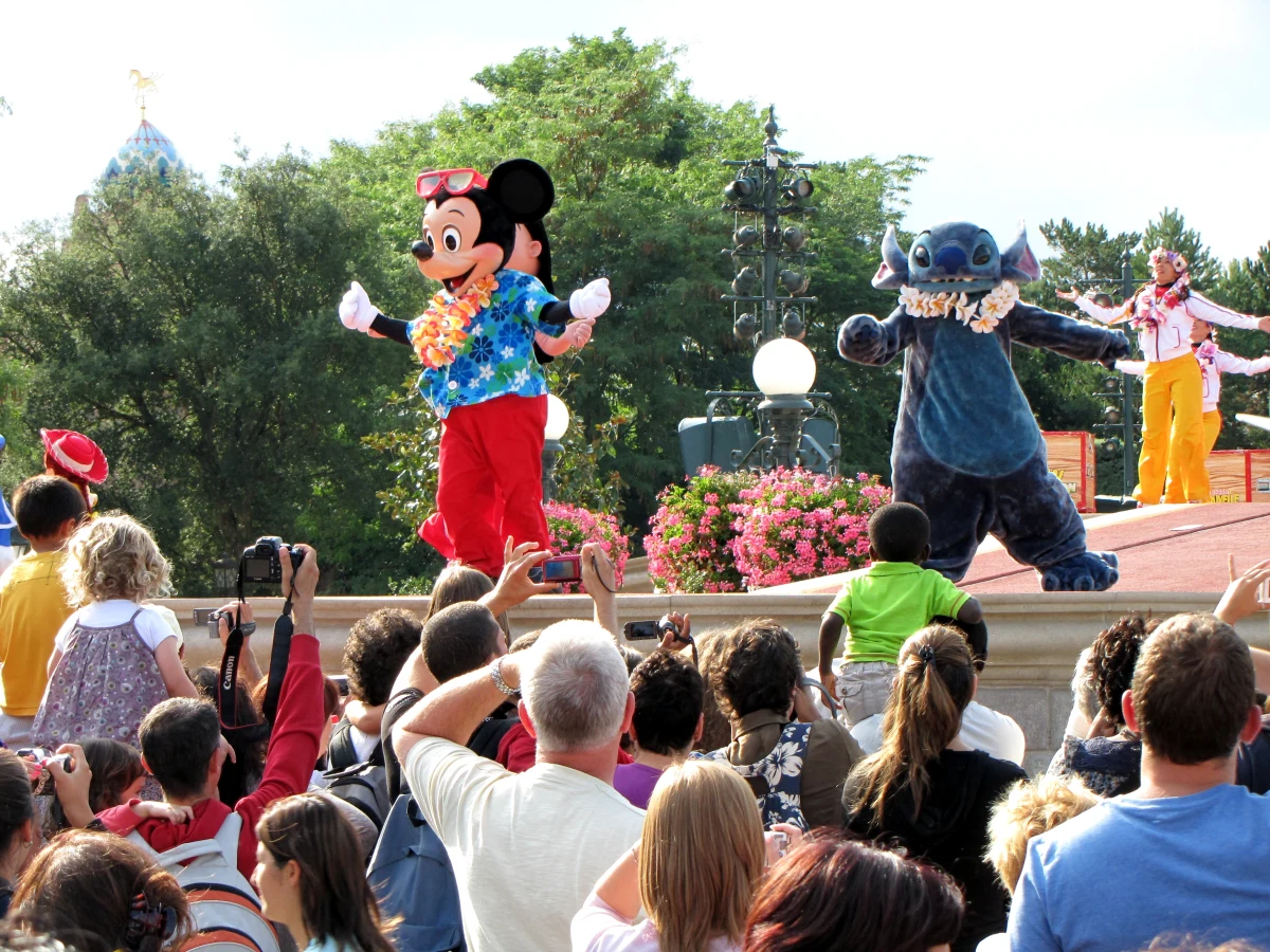 Wszczęto postępowanie karne przeciwko dyrekcji paryskiego Disneylandu. Chodzi o nielegalne korzystanie z tajnej policyjnej dokumentacji. "Myszka Miki chciała wszystko wiedzieć o nowych pracownikach" - ujawniają francuskie media.