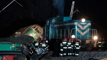 Katastrofa dwóch pociągów - strażacy przeszukują wagony