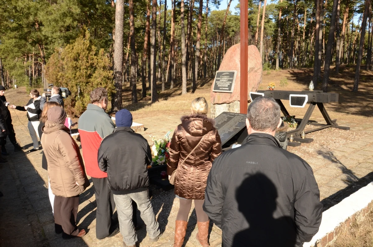 Piękny, ludzki odruch: po katastrofie pod Szczekocinami ludzie spontanicznie odwiedzają miejsce pamięci poświęcone innemu, tragicznemu wypadkowi niedaleko Torunia. 19 sierpnia 1980 pod Otłoczynem niedaleko Torunia pociąg osobowy zderzył się z towarowym. Zginęło wtedy 67 osób.

