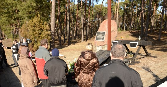 Piękny, ludzki odruch: po katastrofie pod Szczekocinami ludzie spontanicznie odwiedzają miejsce pamięci poświęcone innemu, tragicznemu wypadkowi niedaleko Torunia. 19 sierpnia 1980 pod Otłoczynem niedaleko Torunia pociąg osobowy zderzył się z towarowym. Zginęło wtedy 67 osób.

