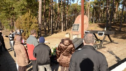 Poruszeni katastrofą ludzie odwiedzają pomnik ofiar tragedii pod Otłoczynem