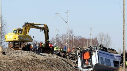 Służby nadal przeszukują miejsce katastrofy pod Szczekocinami