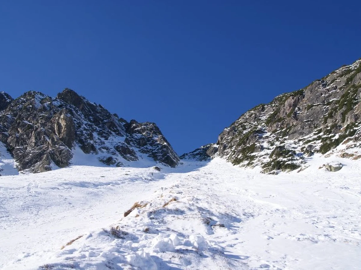 W weekend w Tatrach, po polskiej i słowackiej stronie granicy, zginęło w sumie pięć osób, a ponad 20 zostało rannych. Większość wypadków wydarzyła się na oblodzonych szlakach lub stromych stokach. "Mamy teraz tak zwane szklane góry" - ostrzega ratownik dyżurny TOPR Jakub Hornowski. By uprawiać turystykę zimową nieodzowny jest odpowiedni sprzęt - przede wszystkim raki i czekan. Ekwipunek jednak niewiele pomoże, jeśli turysta nie będzie wiedział jak go użyć, a od tego może zależeć nawet życie.