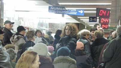 Lublin: Pacjenci ustawiają się w nocy po numer do rejestracji w szpitalu