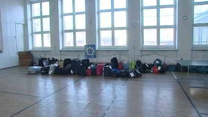 Bagaże z rozbitych pociągów znajdują się w sali gimnastycznej