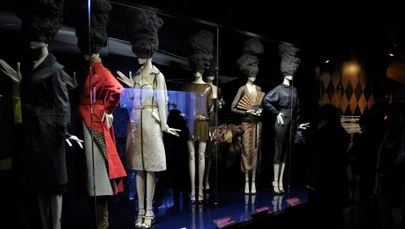 Torebki i suknie czyli Vuitton i Jacobs na wystawie w Paryżu 