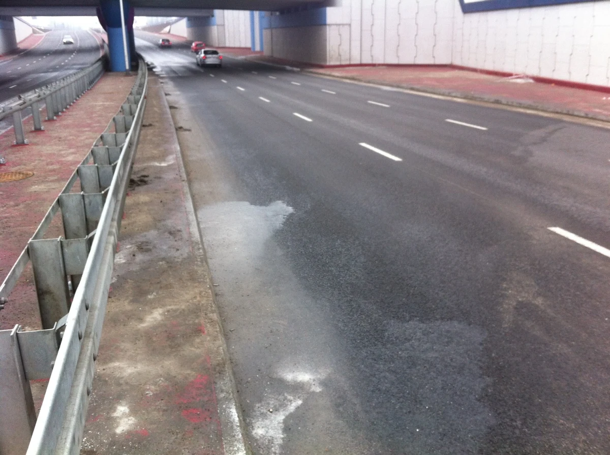 Woda zalewa węzeł drogowy Łopuszańska w Warszawie. Podczas mrozu gigantyczne kałuże zamieniają się w lód, a kierowcy mają prawdziwy problem. Trzypoziomowe skrzyżowanie, które kosztowało 180 milionów złotych, zostało otwarte zaledwie dwa miesiące temu.