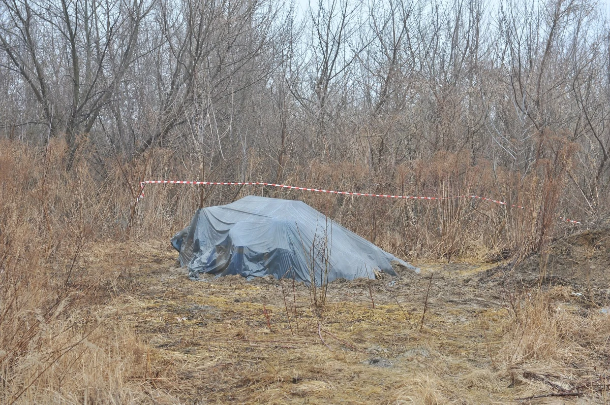 Na terenie dawnych wyścigów konnych w Łodzi znaleziono beczki i worki foliowe. Już wiadomo, że ich zawartość jest szkodliwa dla zdrowia, a także dla środowiska. Policja szuka teraz osoby lub firmy, która porzuciła chemikalia. Jutro zostaną one wywiezione i zutylizowane. Zajmie się tym miasto.
