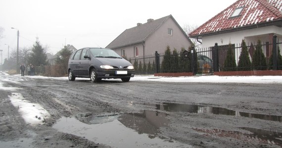 Mieszkańcy Oraczewic koło Choszczna zapowiadają protest. Dotychczasowe poszukiwania właściciela drogi, która prowadzi do ich wioski, spełzły na niczym. Problem w tym, że do drogi od 13 lat nikt się nie przyznaje, a zarządca jest niezbędny, żeby przeprowadzić remont.
