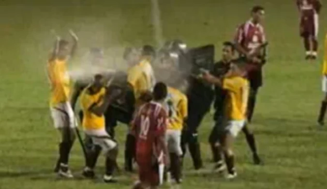 Brazylia: Policja gazem pieprzowym rozpędziła piłkarzy