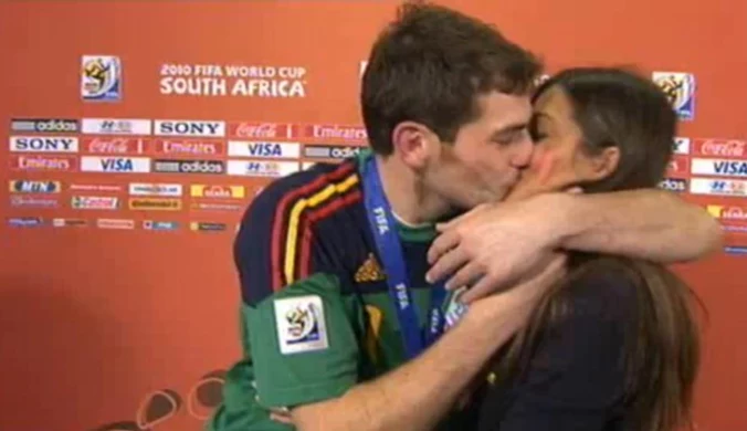 Gorący pocałunek Ikera Casillasa i Sary Carbonero. Film!