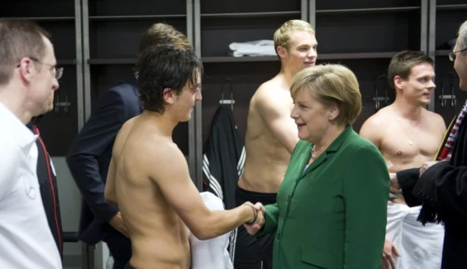 Angela Merkel przeprosiła piłkarzy za wizytę w szatni