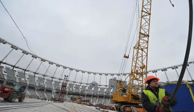 Dźwigi uniosły system dachowy stadionu w Kijowie