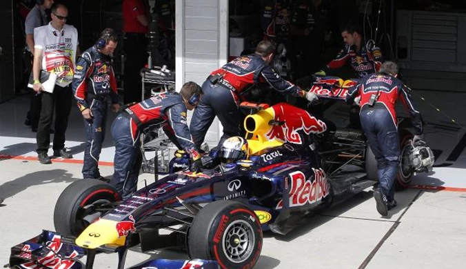 Mechanicy wygrali pole position dla Sebastiana Vettela