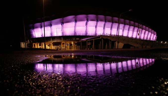 Stadion Miejski w Poznaniu rozświetlił się na różowo
