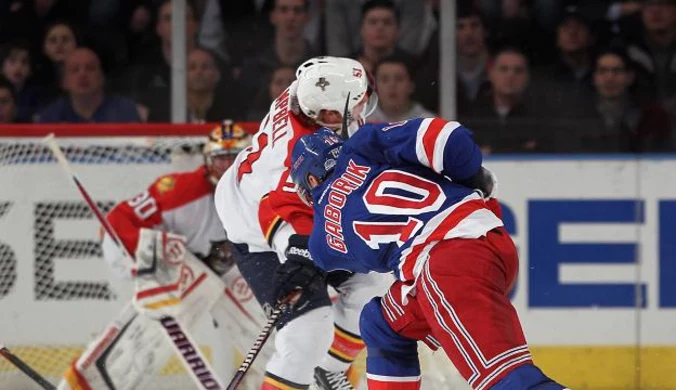 NHL: Boston Bruins gromią "Płomienie", Clinton podziwiał Rangersów