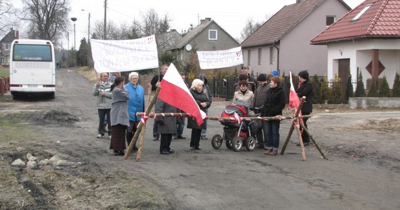 Mieszkańcy Oraczewic w Zachodniopomorskiem wyszli na drogę "osieroconą" przez władze. Zatarasowali przejazd, bo mają już dość urzędniczego sporu między starostą i burmistrzem - do kogo ta droga należy. Od 13 lat urzędnicy nie mogą ustalić, kto za nią odpowiada. Właściciel jest poszukiwany, bo jezdnia potrzebuje natychmiastowego remontu.