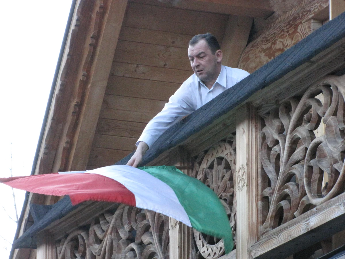 Ulice Zakopanego pełne były w ostatni weekend samochodów na węgierskich numerach rejestracyjnych. 15 marca Madziarzy obchodzą uroczyście rocznicę Wiosny Ludów z 1848 roku. To ich święto narodowe, więc najczęściej mają dzięki niemu długi weekend. Z roku na rok coraz tłumniej spędzają go w Zakopanem, gdzie spotykają się z bardzo ciepłym przyjęciem.