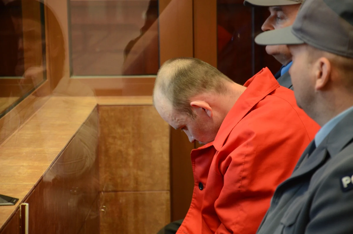 Sąd Okręgowy we Włocławku skazał mordercę 14-letniej Eweliny ze Służewa na dożywocie. Jacek Urbański będzie mógł ubiegać się o przedterminowe zwolnienie dopiero za 35 lat. Proces toczył się za zamkniętymi drzwiami. Wyrok jest nieprawomocny.