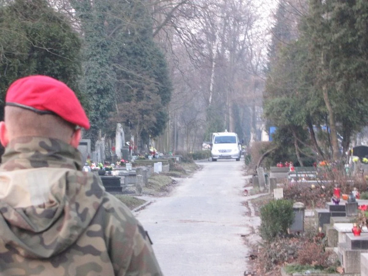 Na Cmentarzu Rakowickim w Krakowie przeprowadzono ekshumację Janusza Kurtyki. Cmentarz przez klika godzin był zamknięty, wejść pilnowała żandarmeria wojskowa. Powtórne badania zwłok zarządziła Prokuratura Wojskowa mimo sprzeciwu Zuzanny Kurtyki - żony zmarłego.