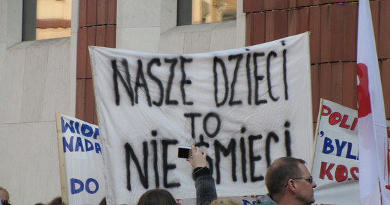 Ponad pół tysiąca osób protestowało przed krakowskim magistratem przeciwko cięciom w oświacie. Zawieszony do września plan władz miasta zakładał redukcję etatów w placówkach oświatowych i stołówkach. Wstrzymanie tych planów nie uspokoiło jednak rodziców oraz nauczycieli, którzy we wtorek wyszli z transparentami na ulice.